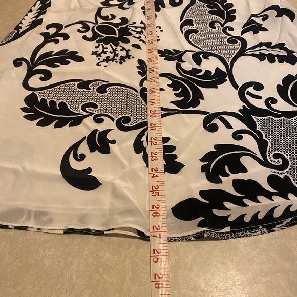 Peter Nygard 100% Silk White Lined‎ Midi Skirt w/Black Damask Pattern Size 8 - Picture 4 of 7